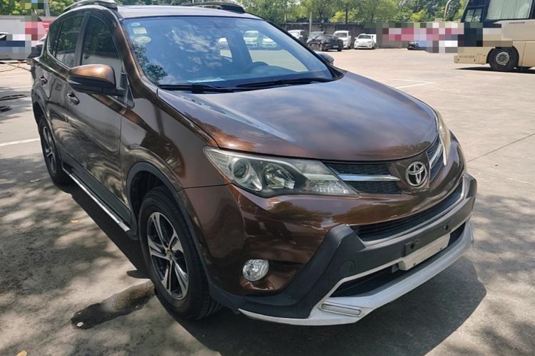 Used Toyota RAV4 2015 2.0L CVT Two-Wheel Drive Fashion Edition Front Right 45 Deg