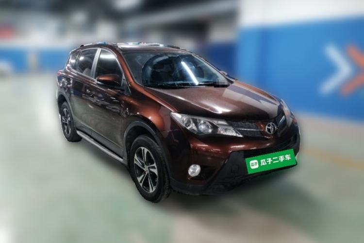 Used Toyota RAV4 2015 2.0L CVT Two-Wheel Drive Fashion Edition Front Right 45 Deg