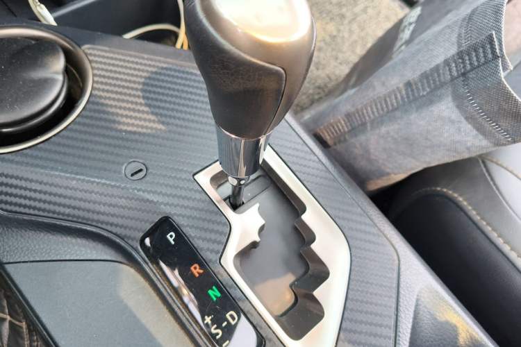 Used Toyota RAV4 2015 2.5L Automatic 4x4 Elite Edition Gear Lever