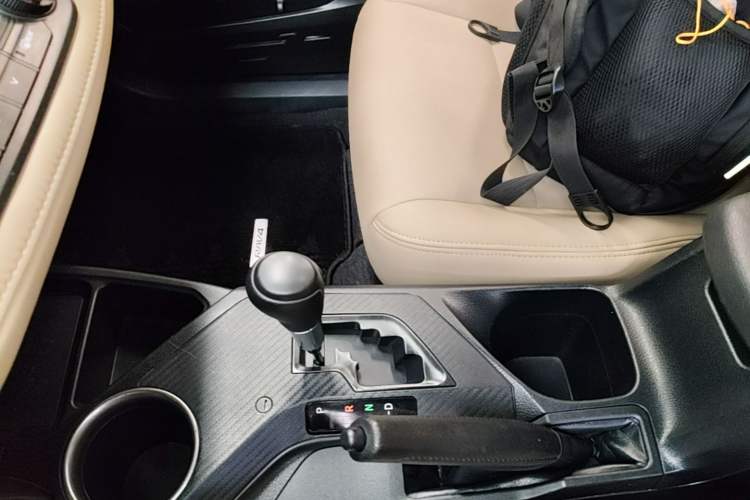 Used Toyota RAV4 2015 2.0L CVT Two-Wheel Drive Fashion Edition Gear Lever