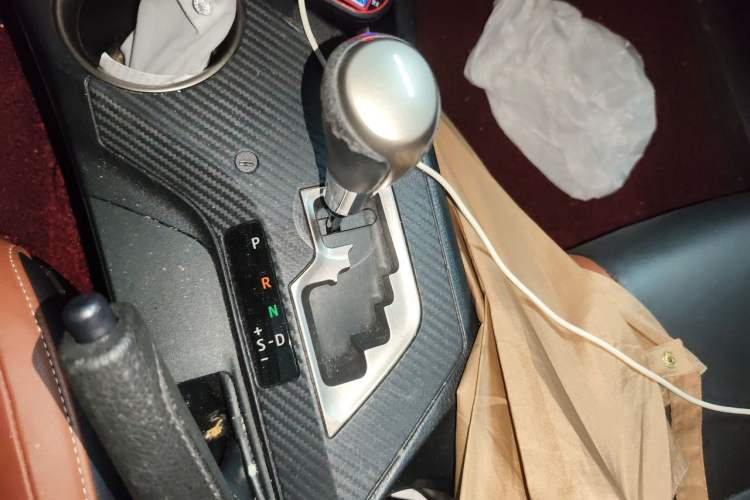 Used Toyota RAV4 2015 2.5L Automatic 4x4 Elite Edition Gear Lever
