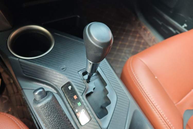 Used Toyota RAV4 2015 2.0L CVT Two-Wheel Drive Fashion Edition Gear Lever