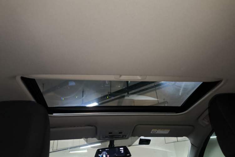 Used Toyota RAV4 2015 2.0L CVT Two-Wheel Drive Fashion Edition Headliner