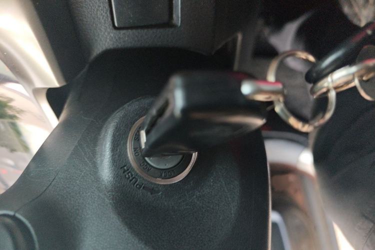 Used Toyota RAV4 2015 2.0L CVT Two-Wheel Drive Fashion Edition Interior 1