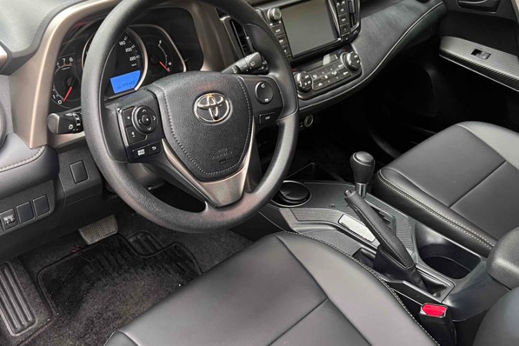 Used Toyota RAV4 2015 2.0L CVT Two-Wheel Drive Fashion Edition Interior 10