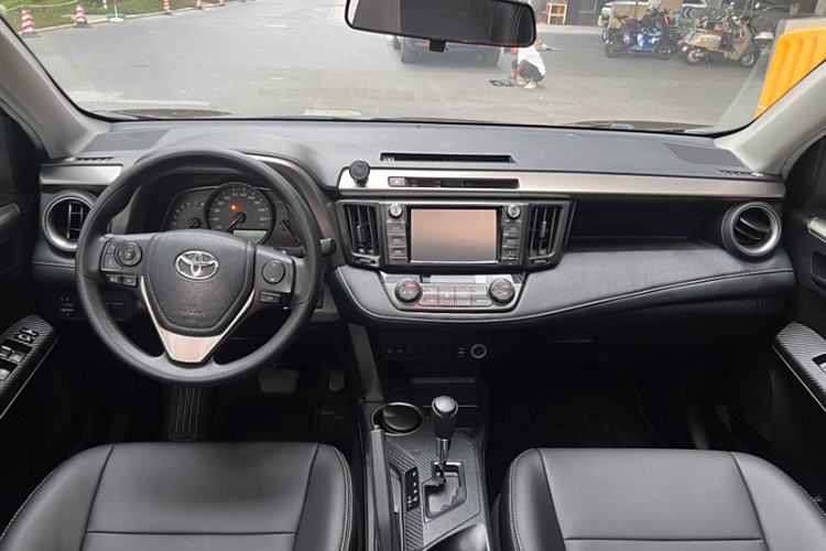Used Toyota RAV4 2015 2.0L CVT Two-Wheel Drive Fashion Edition Interior 11