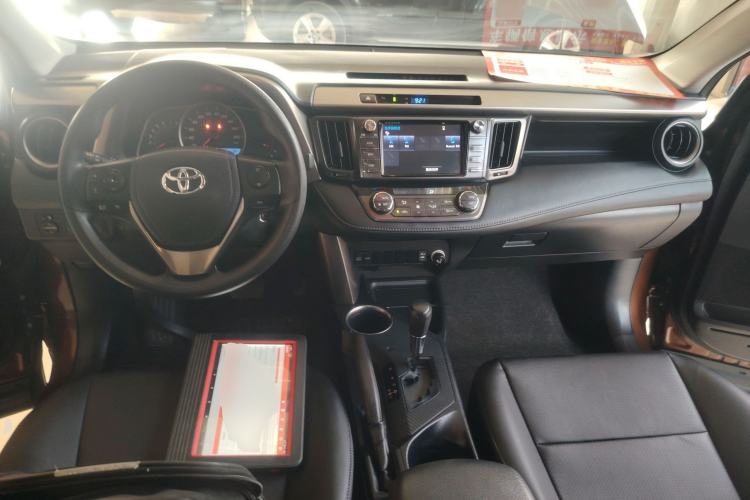 Used Toyota RAV4 2015 2.0L CVT Two-Wheel Drive Fashion Edition Interior 2