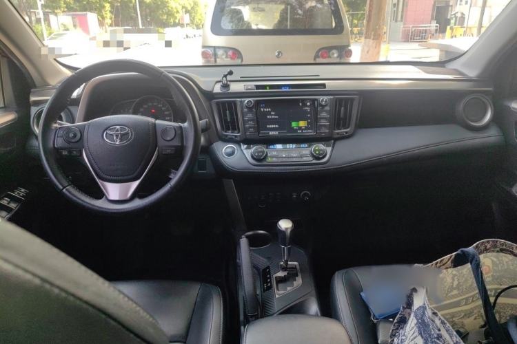 Used Toyota RAV4 2015 2.5L Automatic 4x4 Elite Edition Interior 2