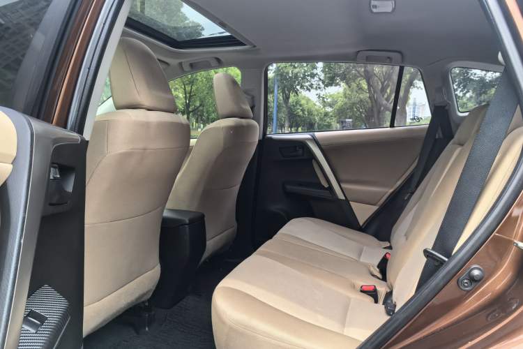 Used Toyota RAV4 2015 2.0L CVT Two-Wheel Drive Fashion Edition Interior 2