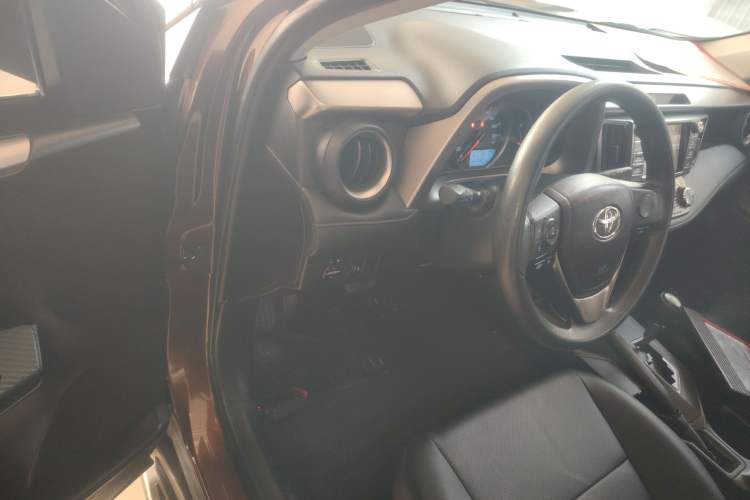 Used Toyota RAV4 2015 2.0L CVT Two-Wheel Drive Fashion Edition Interior 3