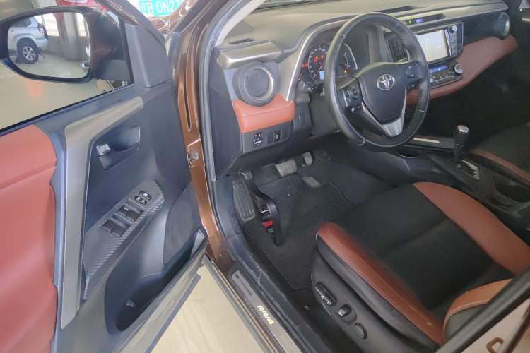 Used Toyota RAV4 2015 2.5L Automatic 4x4 Elite Edition Interior 3