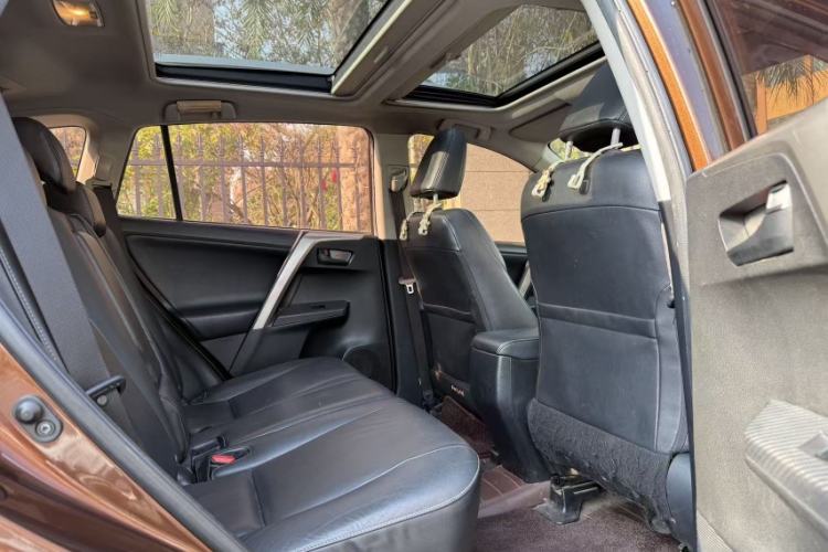 Used Toyota RAV4 2015 2.5L Automatic 4x4 Elite Edition Interior 3