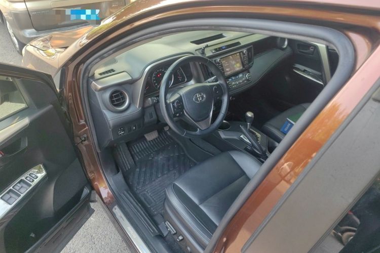 Used Toyota RAV4 2015 2.5L Automatic 4x4 Elite Edition Interior 3