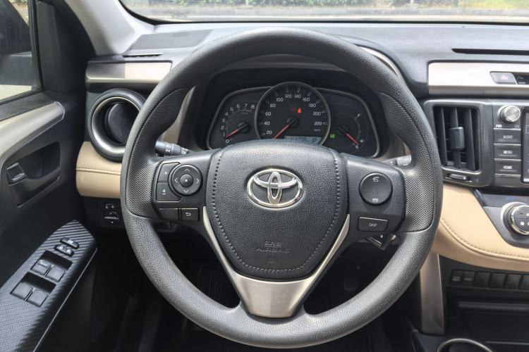 Used Toyota RAV4 2015 2.0L CVT Two-Wheel Drive Fashion Edition Interior 3