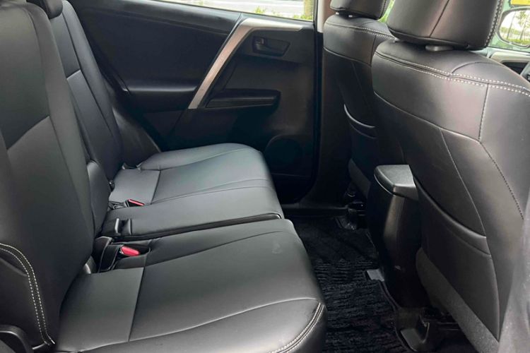 Used Toyota RAV4 2015 2.0L CVT Two-Wheel Drive Fashion Edition Interior 3