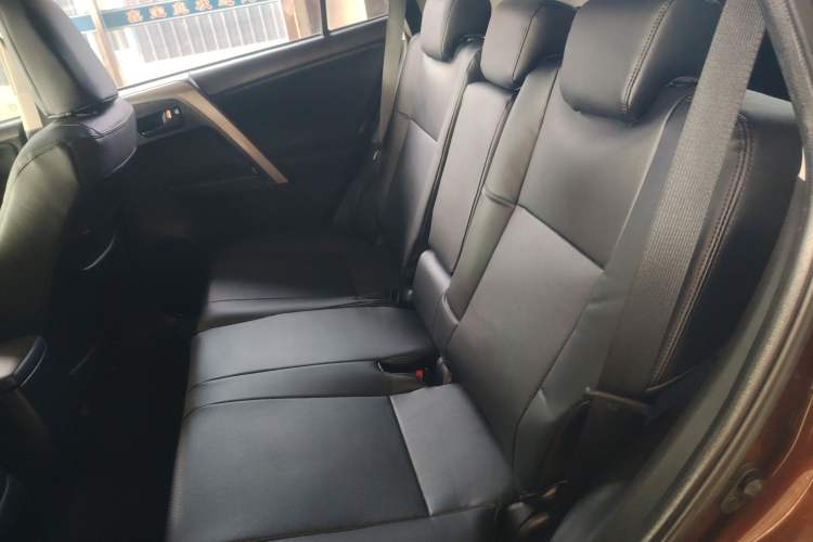 Used Toyota RAV4 2015 2.0L CVT Two-Wheel Drive Fashion Edition Interior 4
