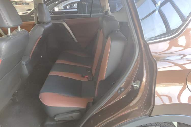 Used Toyota RAV4 2015 2.5L Automatic 4x4 Elite Edition Interior 4