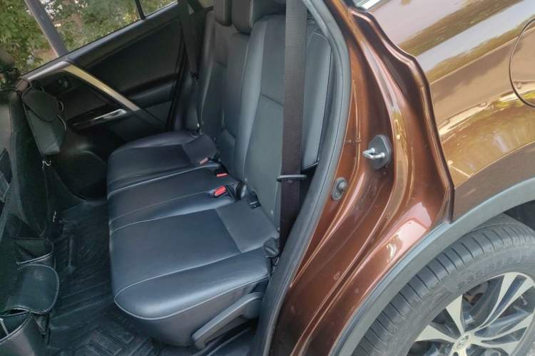 Used Toyota RAV4 2015 2.5L Automatic 4x4 Elite Edition Interior 4