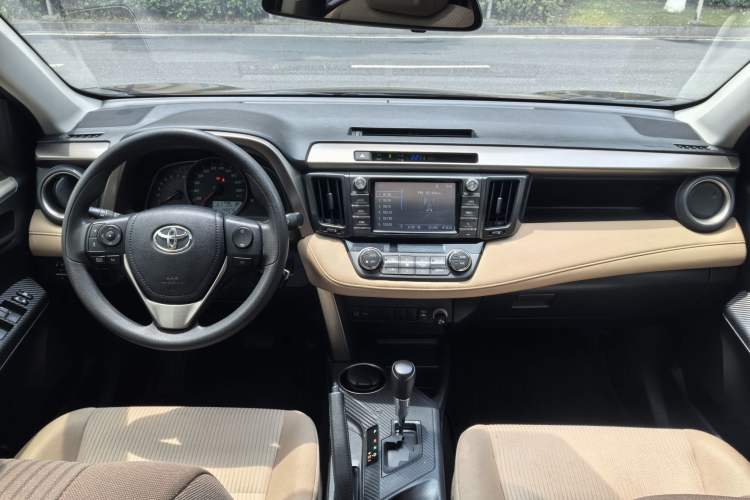 Used Toyota RAV4 2015 2.0L CVT Two-Wheel Drive Fashion Edition Interior 4