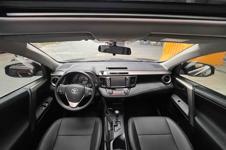 Used Toyota RAV4 2015 2.0L CVT Two-Wheel Drive Fashion Edition Interior 5