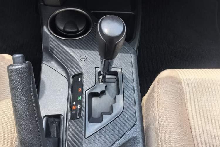 Used Toyota RAV4 2015 2.0L CVT Two-Wheel Drive Fashion Edition Interior 6