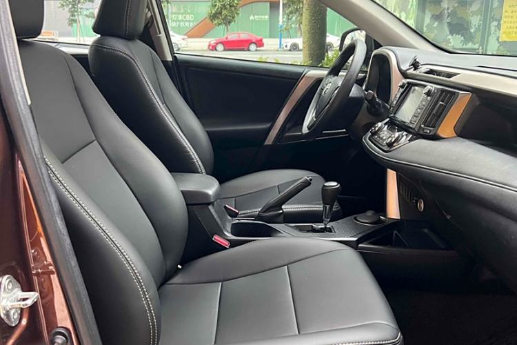 Used Toyota RAV4 2015 2.0L CVT Two-Wheel Drive Fashion Edition Interior 6