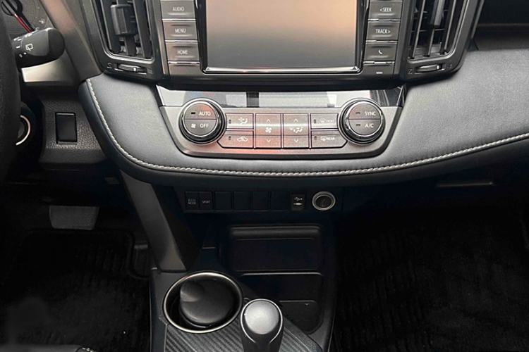Used Toyota RAV4 2015 2.0L CVT Two-Wheel Drive Fashion Edition Interior 7