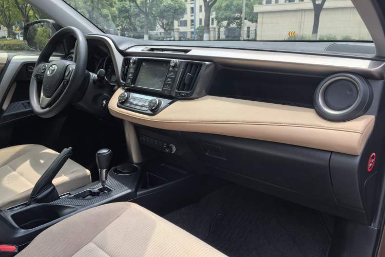 Used Toyota RAV4 2015 2.0L CVT Two-Wheel Drive Fashion Edition Interior 8