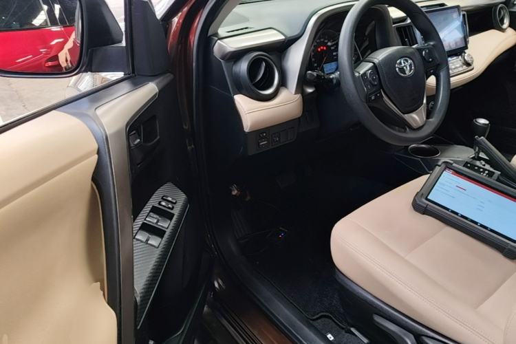 Used Toyota RAV4 2015 2.0L CVT Two-Wheel Drive Fashion Edition Left Front Seat