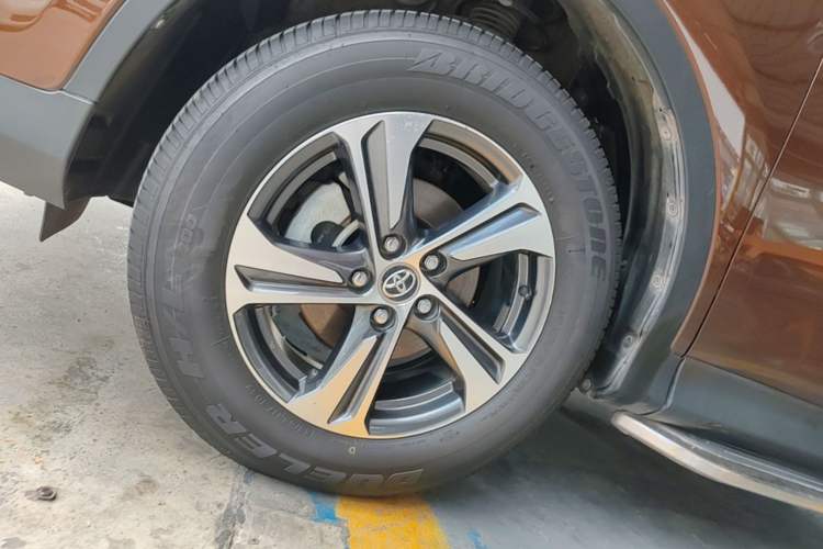 Used Toyota RAV4 2015 2.0L CVT Two-Wheel Drive Fashion Edition Left Front Wheel Hub