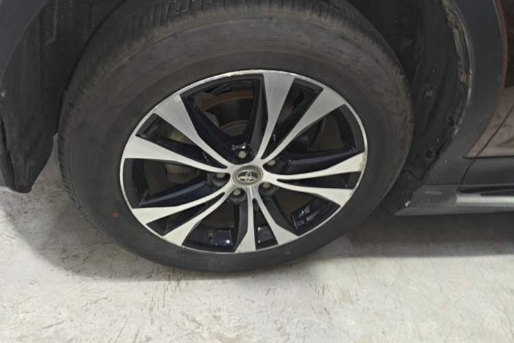 Used Toyota RAV4 2015 2.5L Automatic 4x4 Elite Edition Left Front Wheel Hub