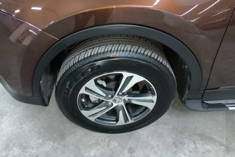 Used Toyota RAV4 2015 2.0L CVT Two-Wheel Drive Fashion Edition Left Front Wheel Hub