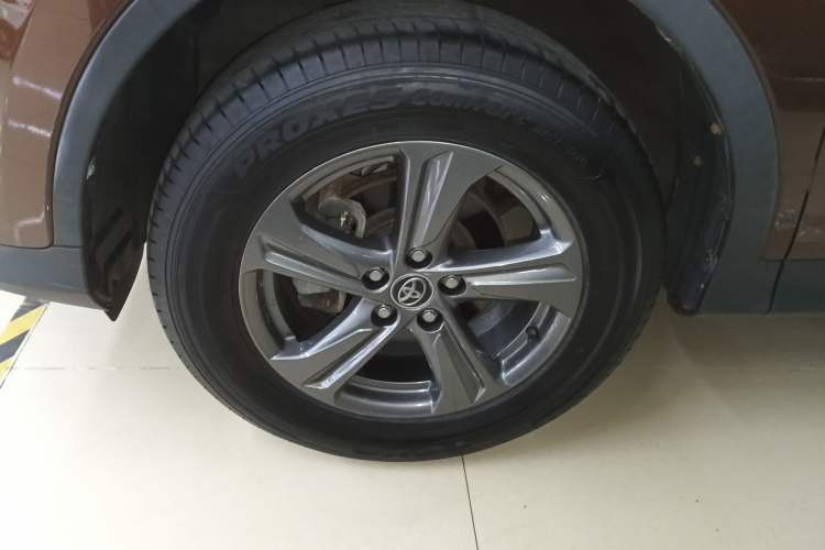 Used Toyota RAV4 2015 2.0L CVT 4x4 Trend Edition Left Front Wheel Hub