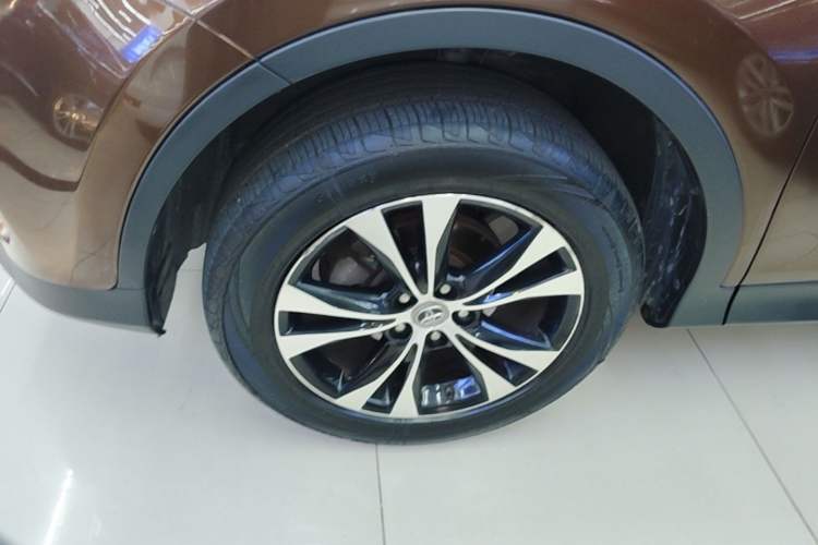 Used Toyota RAV4 2015 2.5L Automatic 4x4 Elite Edition Left Front Wheel Hub