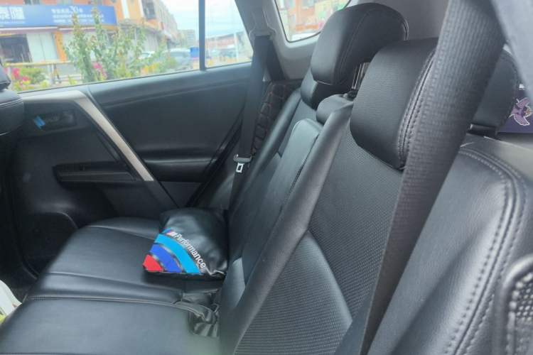Used Toyota RAV4 2015 2.0L CVT Two-Wheel Drive Fashion Edition Left Rear Seat