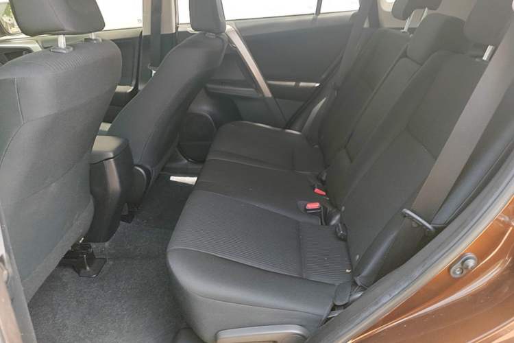 Used Toyota RAV4 2015 2.0L CVT Two-Wheel Drive Fashion Edition Left Rear Seat