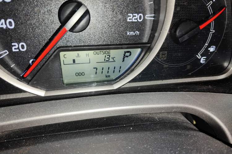 Used Toyota RAV4 2015 2.0L CVT Two-Wheel Drive Fashion Edition Odometer Close Up