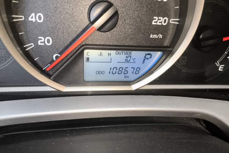 Used Toyota RAV4 2015 2.0L CVT Two-Wheel Drive Fashion Edition Odometer Close Up