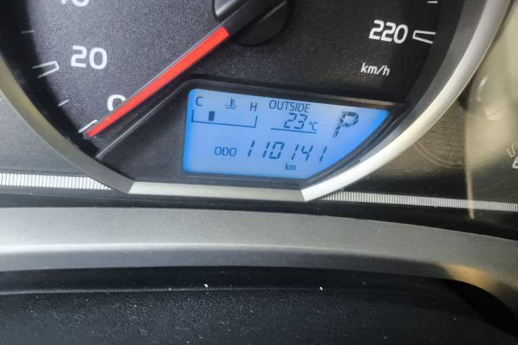 Used Toyota RAV4 2015 2.0L CVT Two-Wheel Drive Fashion Edition Odometer Close Up
