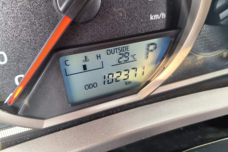 Used Toyota RAV4 2015 2.5L Automatic 4x4 Elite Edition Odometer Close Up