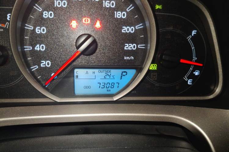 Used Toyota RAV4 2015 2.0L CVT Two-Wheel Drive Fashion Edition Odometer Close Up