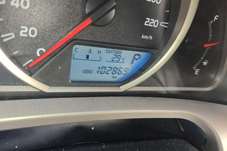 Used Toyota RAV4 2015 2.0L CVT Two-Wheel Drive Fashion Edition Odometer Close Up