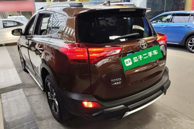 Used Toyota RAV4 2015 2.0L CVT Two-Wheel Drive Fashion Edition Rear Left 45 Deg
