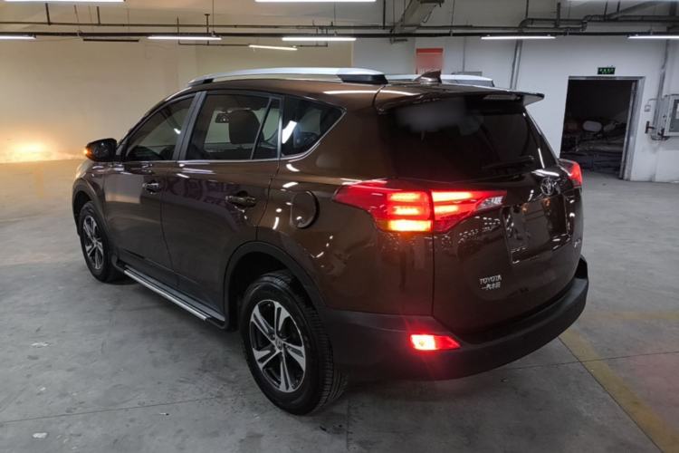 Used Toyota RAV4 2015 2.0L CVT Two-Wheel Drive Fashion Edition Rear Left 45 Deg