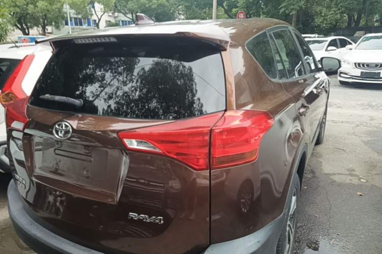 Used Toyota RAV4 2015 2.0L CVT Two-Wheel Drive Fashion Edition Rear Right 45 Deg