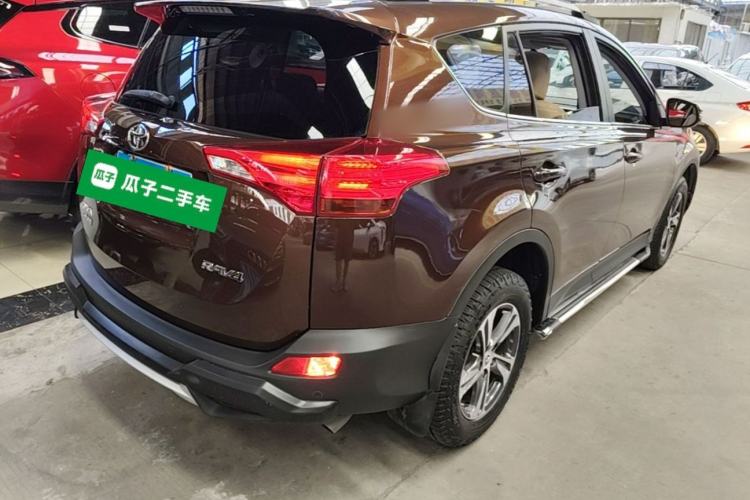 Used Toyota RAV4 2015 2.0L CVT Two-Wheel Drive Fashion Edition Rear Right 45 Deg