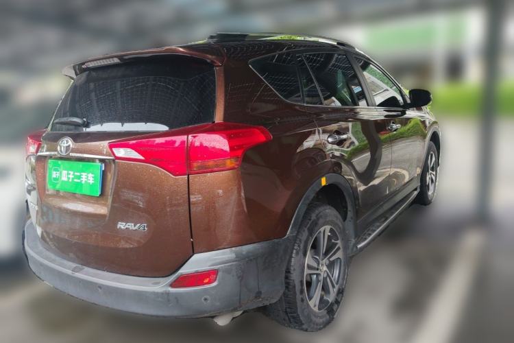 Used Toyota RAV4 2015 2.0L CVT Two-Wheel Drive Fashion Edition Rear Right 45 Deg