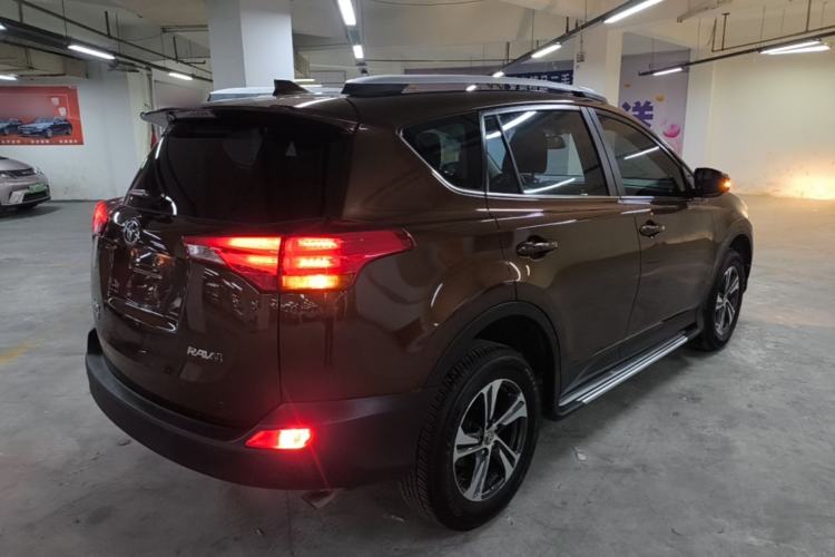 Used Toyota RAV4 2015 2.0L CVT Two-Wheel Drive Fashion Edition Rear Right 45 Deg