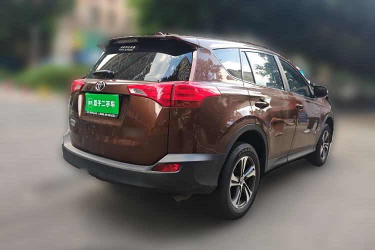 Used Toyota RAV4 2015 2.0L CVT Two-Wheel Drive Fashion Edition Rear Right 45 Deg