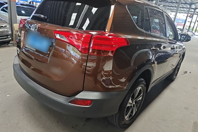 Used Toyota RAV4 2015 2.0L CVT Two-Wheel Drive Fashion Edition Rear Right 45 Deg